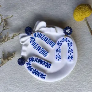 Boucles d'oreilles IONE graphique style grec arche acrylique motif bleu sur fond blanc et puces tissées en perles
