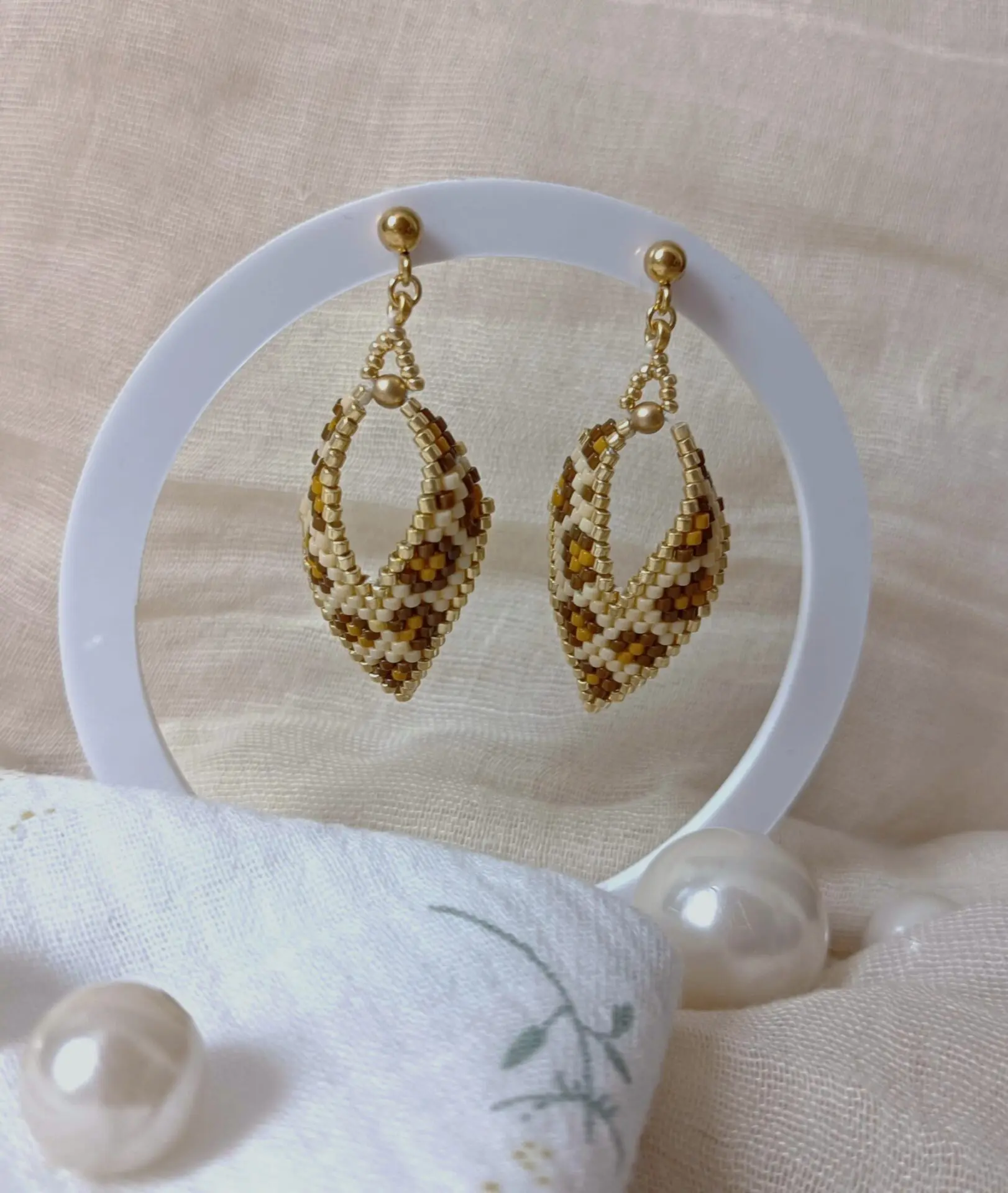 Boucles d'oreilles Livy léopard graou feuilles tissées en perles motif léopard beige-marron-moutarde