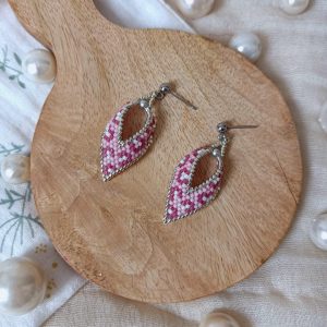 Boucles d'oreilles Livy graou feuilles tissées en perles motif léopard rose-cherry blossom-blanc nacré
