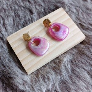 Boucles d'oreilles Sarah petit trapèze rose marbré irisé et inox doré