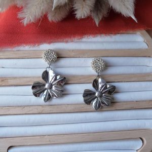 Boucles d'oreilles marguerite argentées puce perlee modele 1