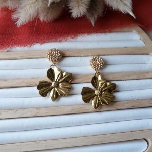 Boucles d'oreilles marguerite dorées puce perlee modele 1