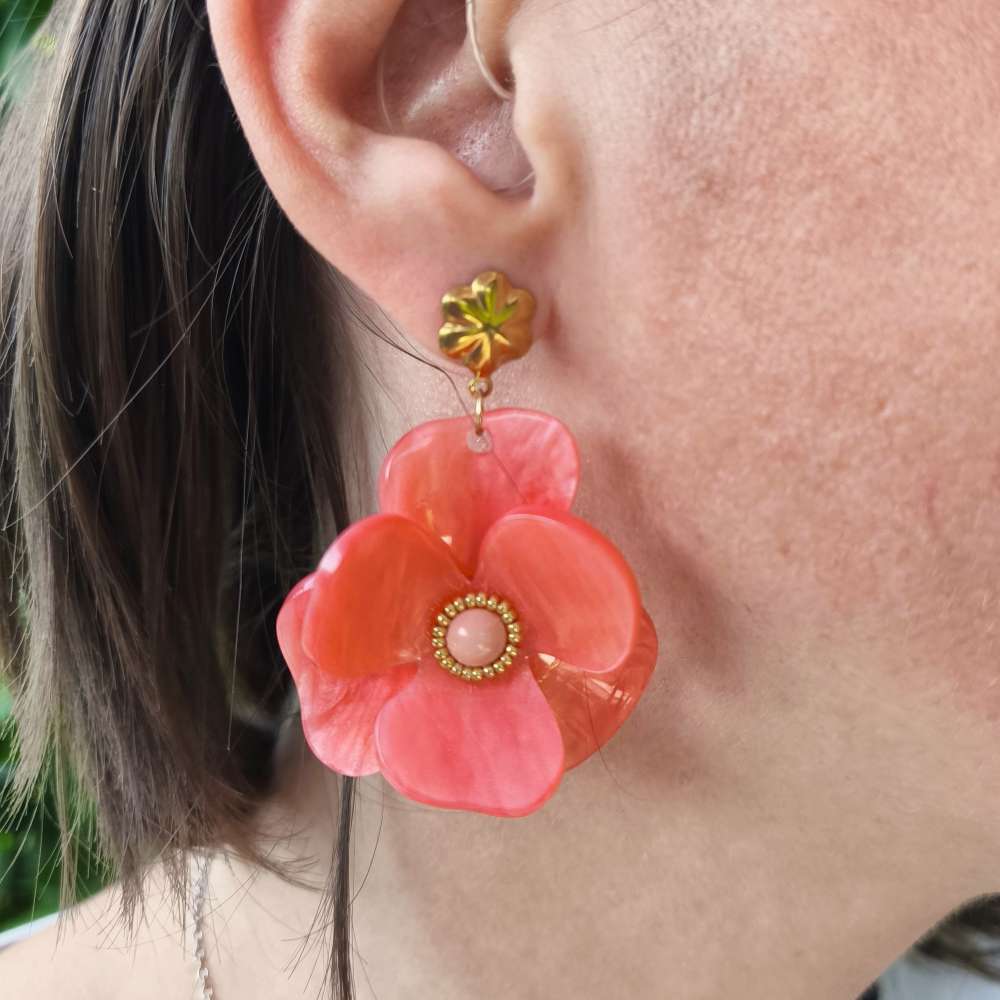 boucles d'oreilles fleurs pendantes POPPY en acrylique porté