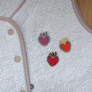 Broche cœur ex-voto en perles miyuki tissage brickstitch 3 variantes sur gilet
