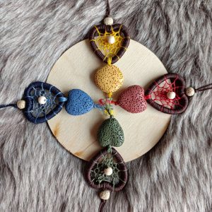 ensemble de mini attrape-rêves cœur a parfumer bicolore et pierre de lave