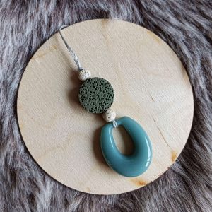 Bijoux de rétroviseur à parfumer style 70's pendentif résine ovale céladon et pierre de lave kaki