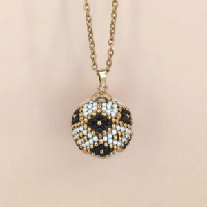 bola de grossesse en perles tissées graphique motif damier noir et blanc détail