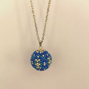 bola de grossesse en perles tissées motif mosaïque bleu et or détail