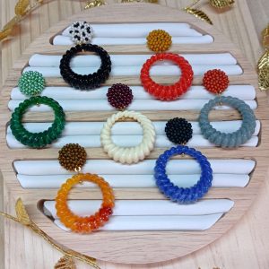 boucles d'oreilles CORDELIA anneau acétate torsadé et puces d'oreilles perlées 7 variantes