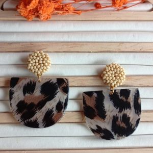 Puces d'oreilles LEOPOLDINE avec pendant demi-lune léopard et puces d'oreilles en perles de rocailles beiges