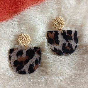 Puces d'oreilles LEOPOLDINE avec pendant demi-lune léopard et puces d'oreilles en perles de rocailles beiges