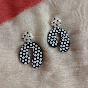 boucles d'oreilles Poppy pendant acetate à pois et cabochon en perles de rocailles noir et blanc