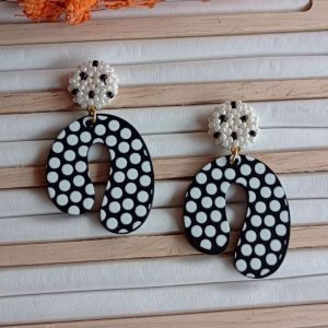 boucles d'oreilles Poppy pendant acetate à pois et cabochon en perles de rocailles noir et blanc
