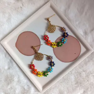 boucles d’oreilles creoles Rosalind acier inoxydable doré et perles arc en ciel 2 boucles d oreilles ROSALIND créoles fleurs en rocailles rainbow arc en ciel et inox doré