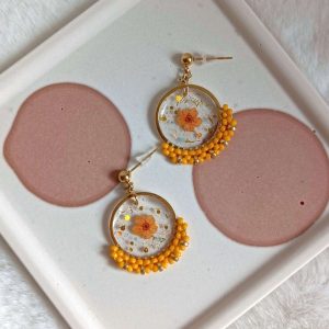 boucles d’oreilles fleur résine et perles jaune orangé et acier inoxydable doré – Copie Boucles d'oreilles avec fleurs jaune-orangée résinées et tissage perles