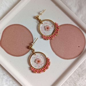 boucles d’oreilles fleur résine et perles rose et acier inoxydable – Copie Boucles d'oreilles avec fleurs rose résinées et tissage perles