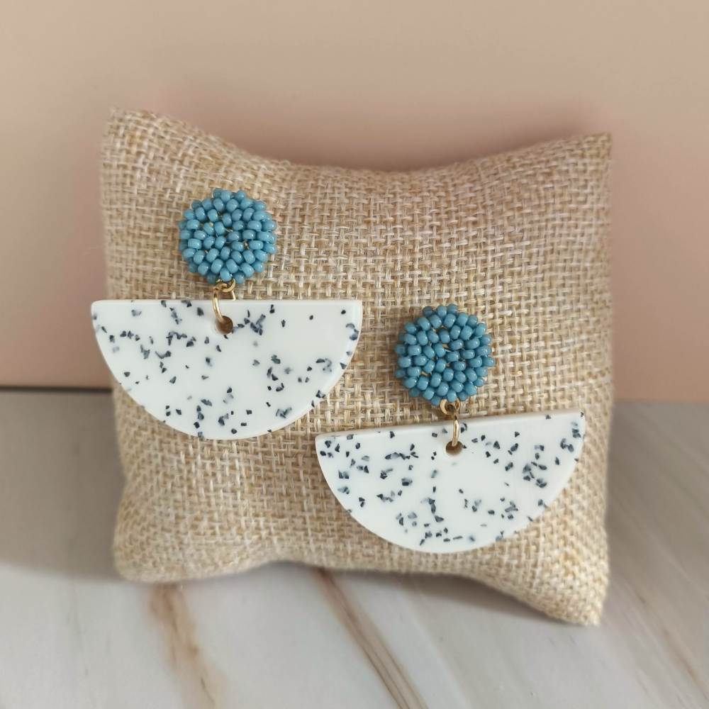 Boucles d'oreilles terrazzo CANDICE avec puce tissée bleue en perles de rocailles