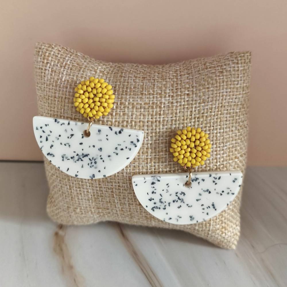 Boucles d'oreilles terrazzo CANDICE avec puce tissée jaune en perles de rocailles