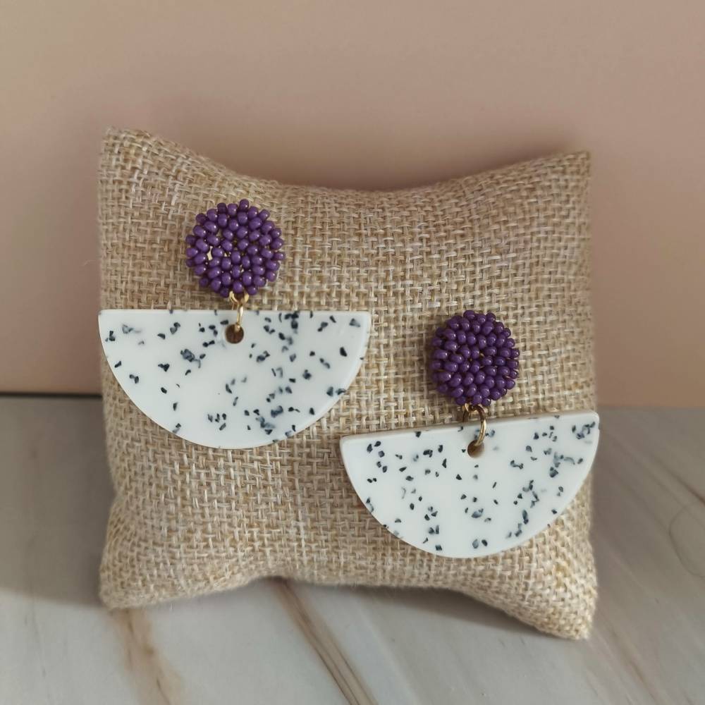 Boucles d'oreilles terrazzo CANDICE avec puce tissée mauve en perles de rocailles
