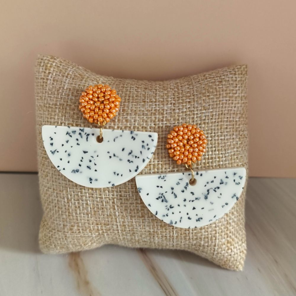 Boucles d'oreilles terrazzo CANDICE avec puce tissée orange en perles Miyuki