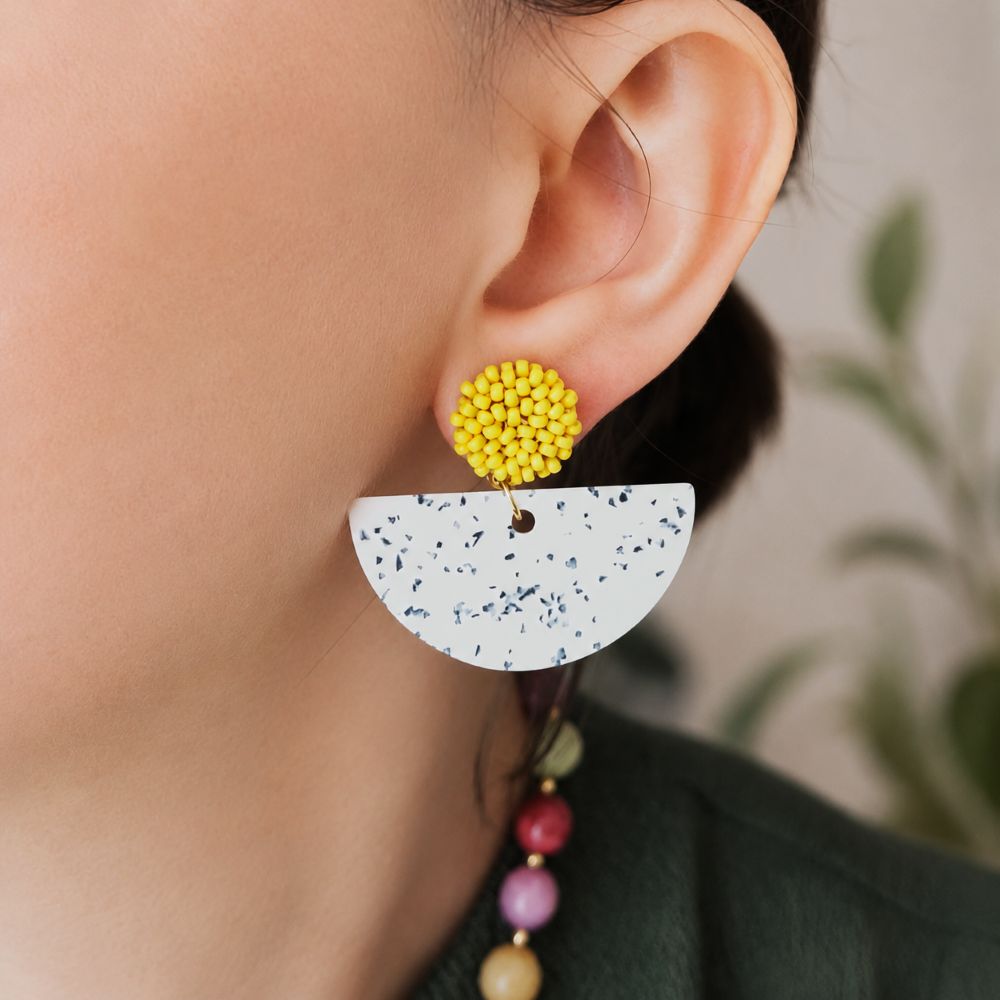 boucles d'oreilles Terrazzo demi-lune avec puces tissées en perles portées