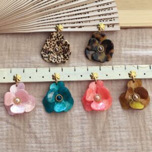 Ensemble de la collection des boucles d'oreilles fleurs pendantes POPPY en acrylique