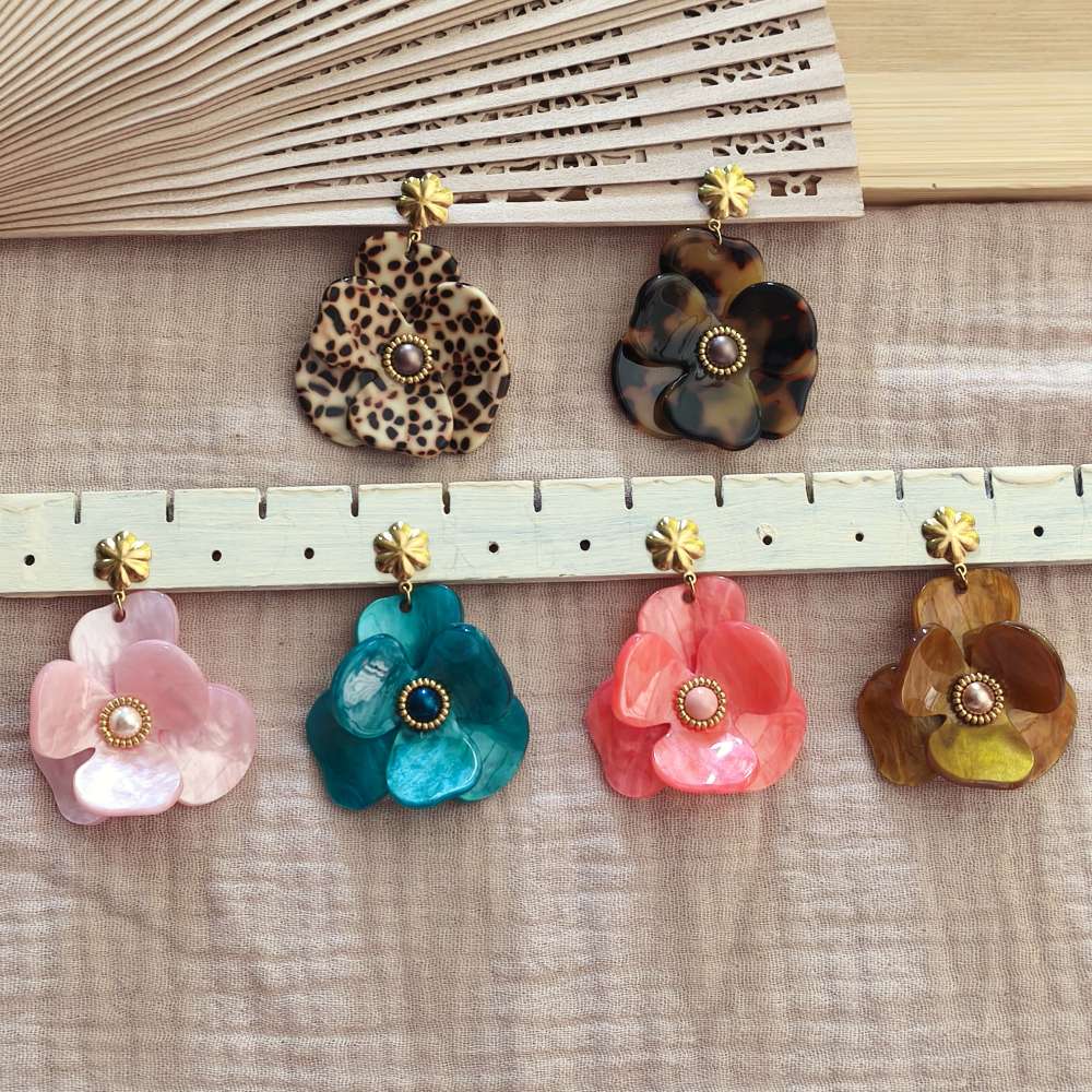 Ensemble de la collection des boucles d'oreilles fleurs pendantes POPPY en acrylique
