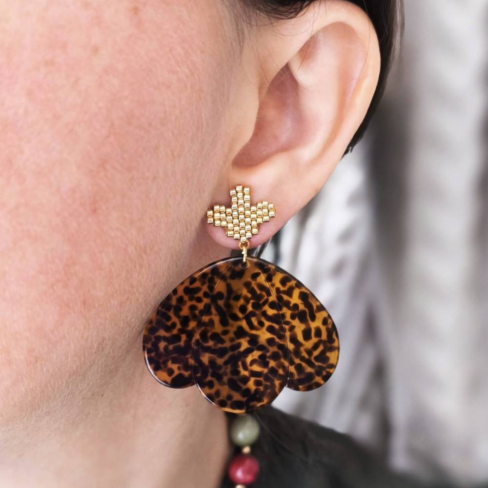 Boucles d’oreilles GARANCE XXL fleur en acétate marron portées