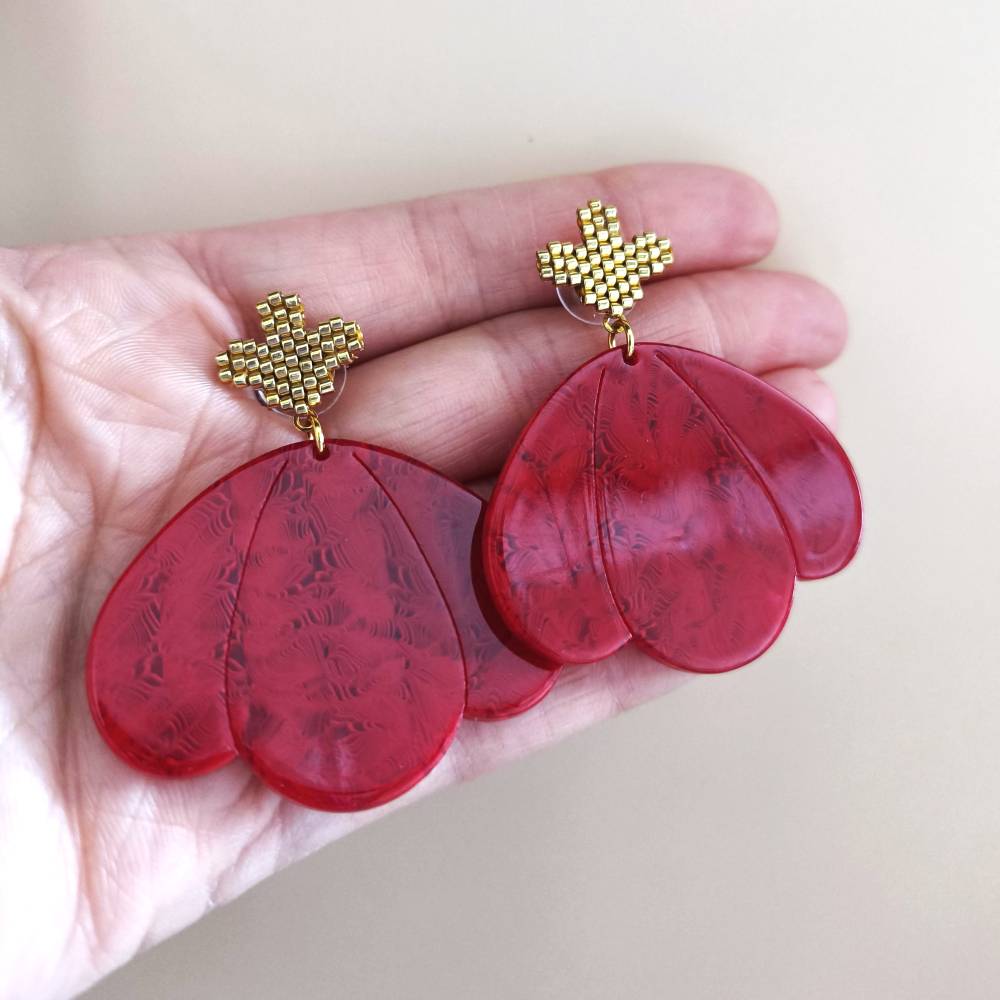 Boucles d’oreilles GARANCE XXL fleur en acétate rouge détail