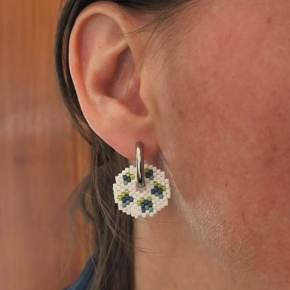 boucles d'oreilles interchangeables bridget fleurs romantiques portées