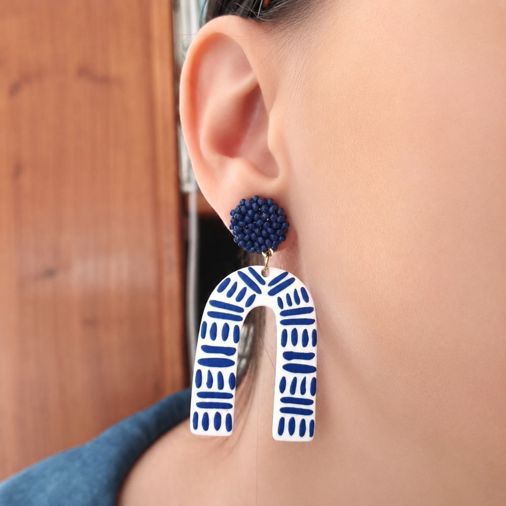 Boucles d’oreilles graphiques bleu et blanc IONE portées