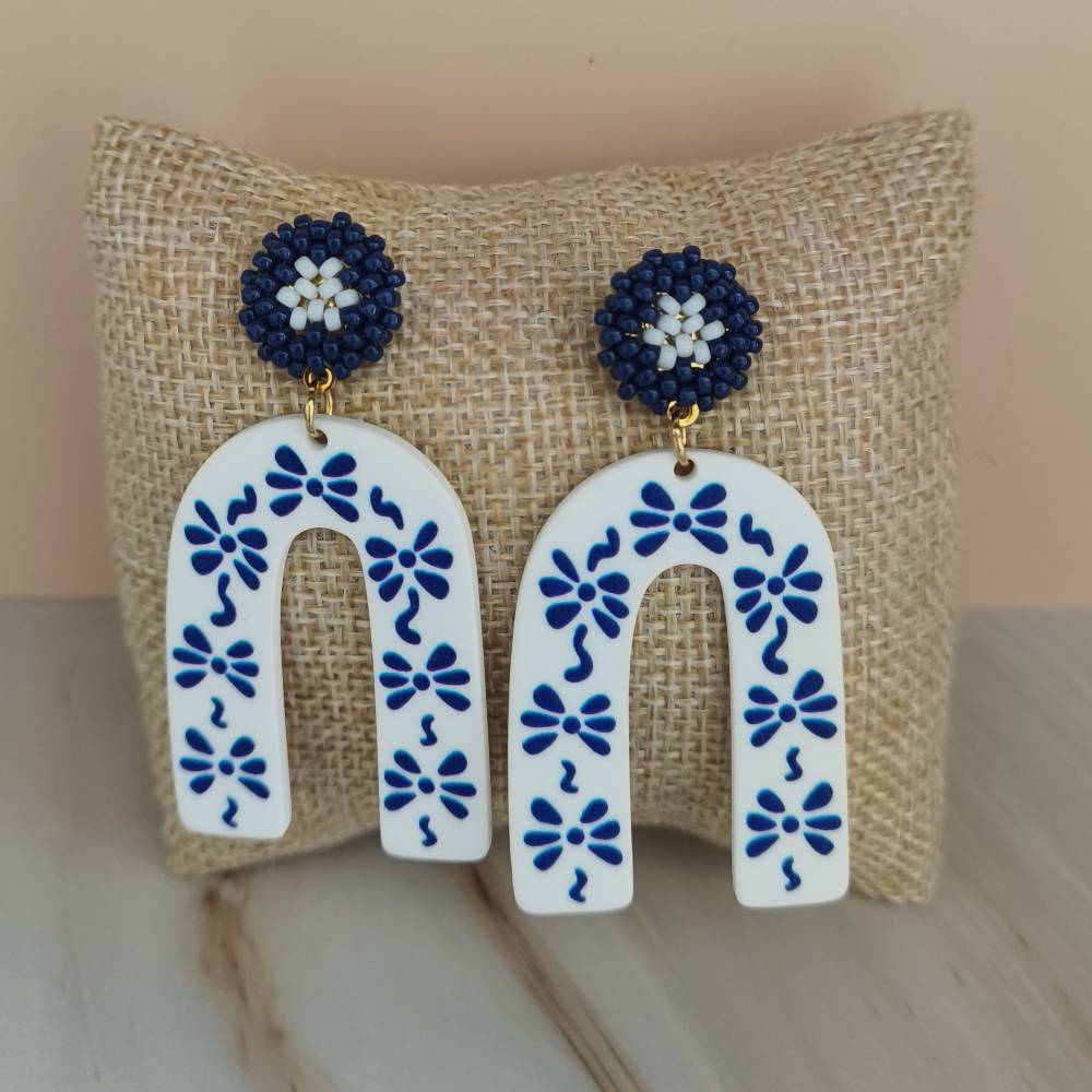 Boucles d’oreilles IONE motif nœud bleu et blanc
