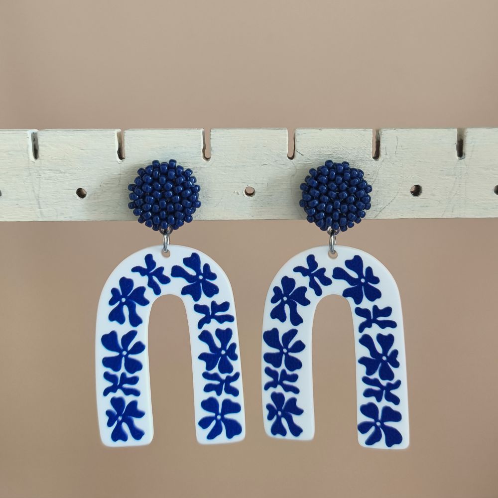 Boucles d’oreilles IONE motif fleur bleu et blanc détail puce perles unies