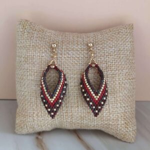 Boucles d’oreilles Livy feuilles en perles bordeaux tissées à la main en finition dorée