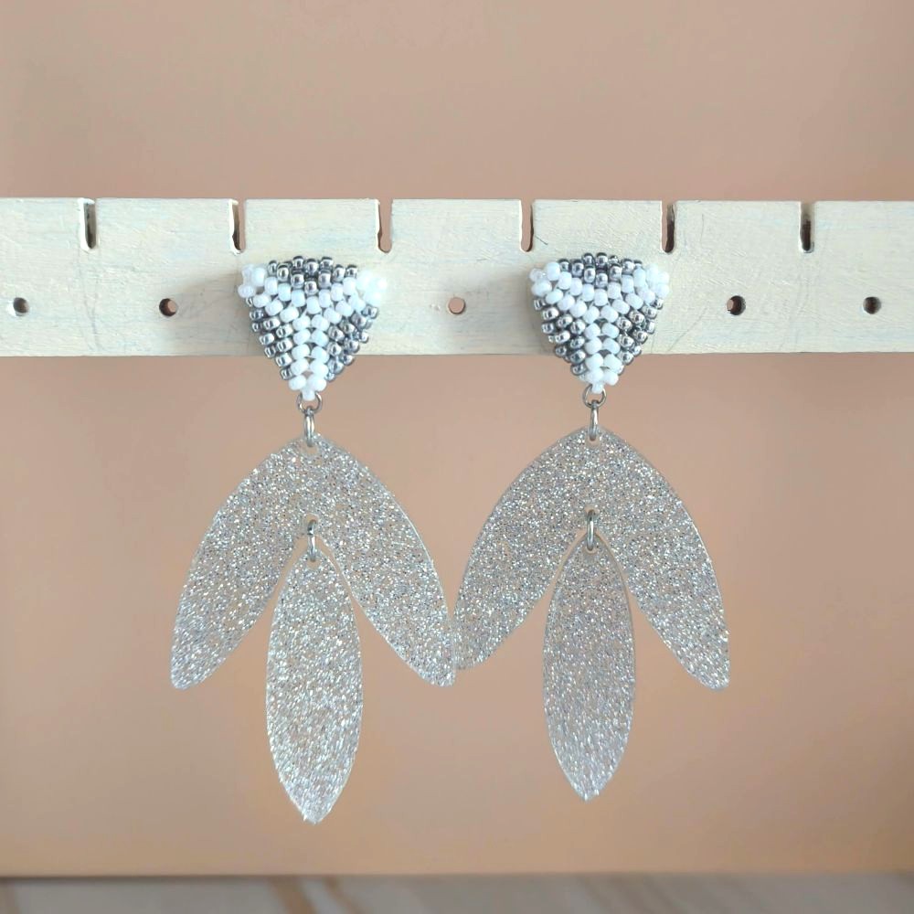 boucles d'oreilles Pénélope pendantes feuilles acrylique pailletées détail
