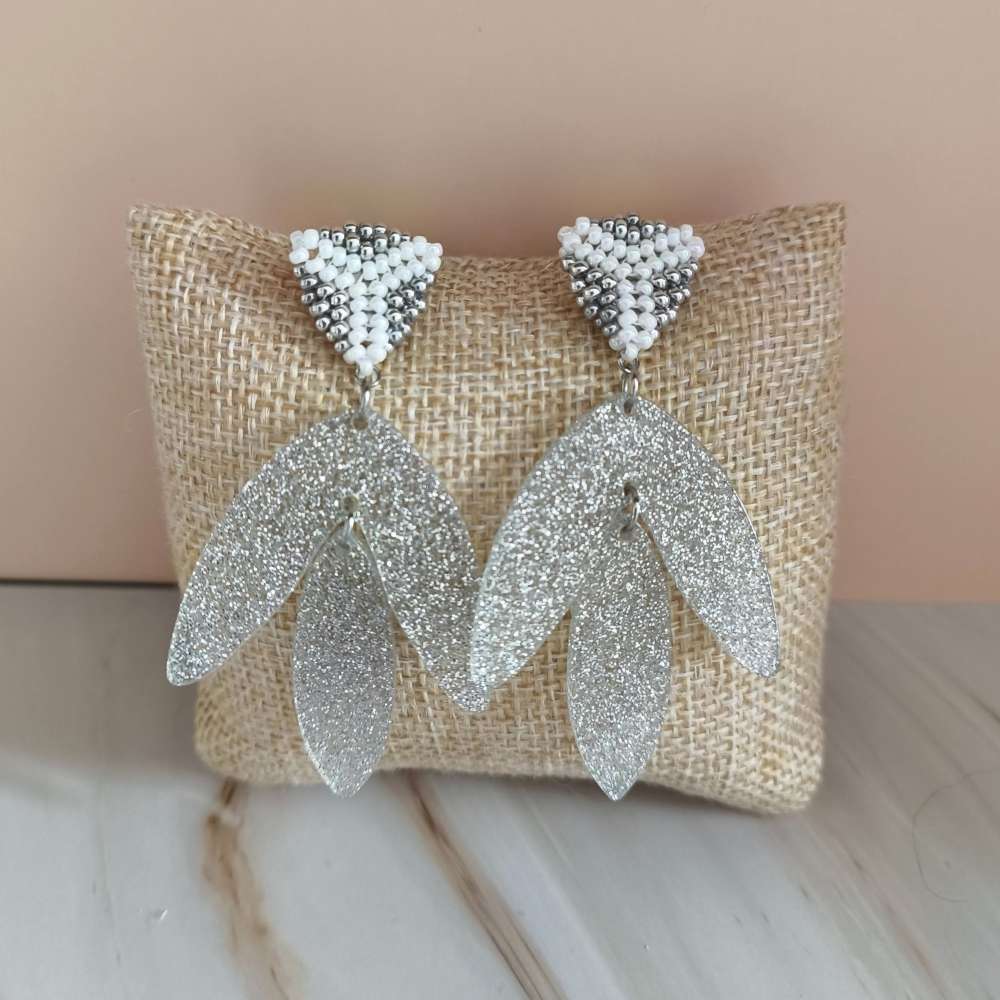 boucles d'oreilles Pénélope pendantes feuilles acrylique pailletées argentées