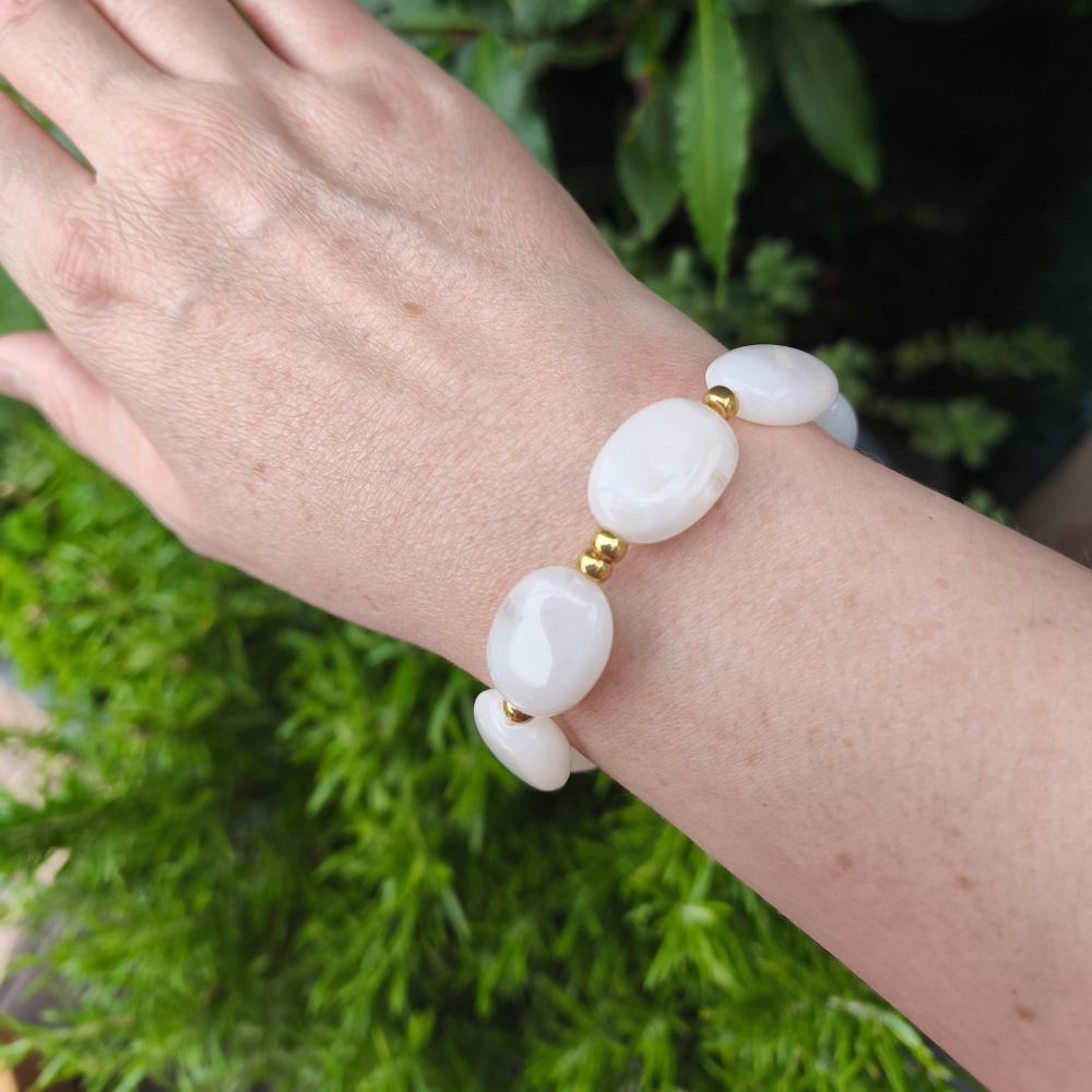 Bracelet CAPRI grosses perles marbrées blanc porté
