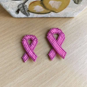 broche ruban rose tissage brickstitch perles miyuki pour octobre rose 2 tailles