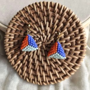 clous d'oreilles Kaïa triangles tricolore 3D tissé en perles de rocailles bleu menthe orange