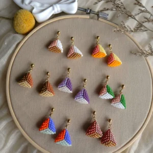clous d'oreilles Kaïa triangles tricolore 3D tissé en perles de rocailles diverses variations