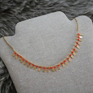 collier FANNY chaine inox doré perles rouge-orangé et pointe de flèche collier FANNY rouge-orangé et doré en acier inoxydable doré, perles et fanions