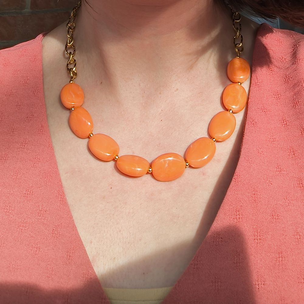 collier capri grosses perles marbrées porté