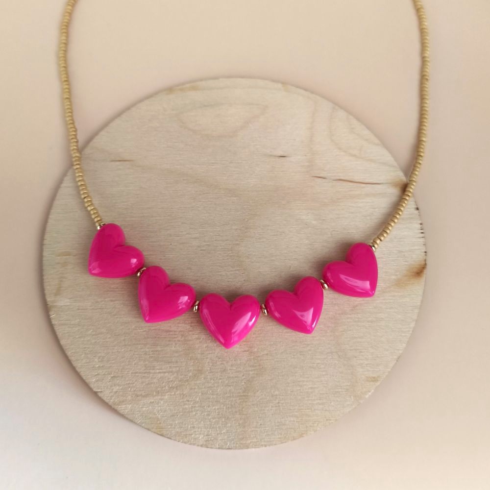 Collier cœur rose fuchsia en perles de rocailles modèle HOLLY