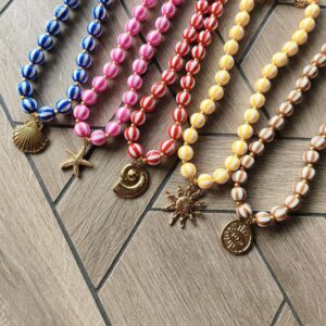 collier-lido-perles-rayées-ensemble-variantes-couleurs-pendentif Collection de colliers LIDO en perles rayées colorées avec différents pendentifs dorés