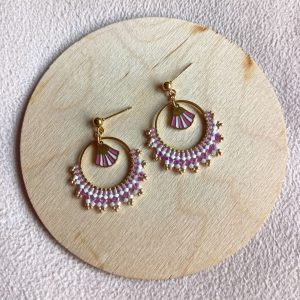 creoles shelly tissage miyuki herringbone et breloque coquilallage variante mauve boucles d'oreille Shelly mauve tissage miyuki herringbone et coquillage