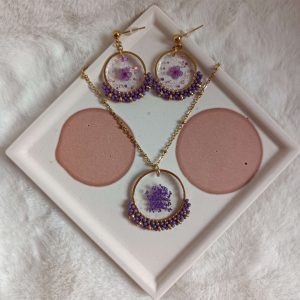 parure collier et boucles d'oreilles avec fleurs mauves résinées et tissage perles