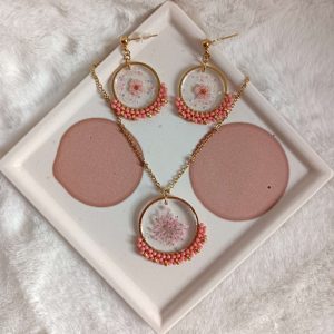 parure collier et boucles d'oreilles avec fleurs rose résinées et tissage perles