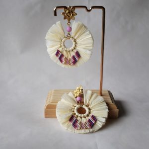 boucles d oreilles summer ivoire avec pompon en raphia, inox doré et tissage miyuki